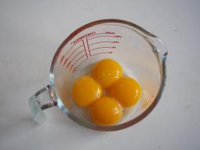 蛋白和蛋黄分离，蛋黄放入玻璃碗中搅打均匀