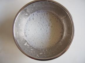 蛋白放入无水无油的盆子中，分三次加入糖