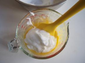 取三分之一的蛋白加入蛋黄糊中，切拌均匀