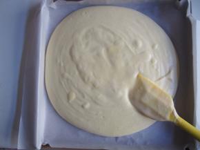 烤盘上铺上油纸，将面糊倒入烤盘中