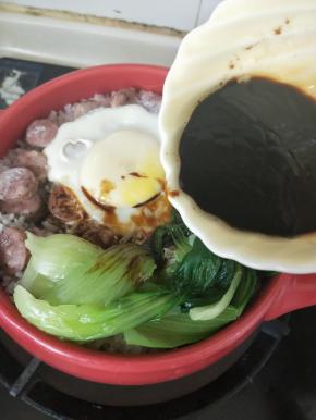 浇上煲仔饭酱汁，这酱汁是买的成品