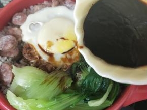 浇上煲仔饭酱汁，这酱汁是买的成品