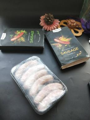 大合集珍妮珍馐鲜肉肠两种口味，采用低温速冻连锁技术储存由此保证冷链过程中的食品安全，烹饪后还原肉汁美味最大限度的保留食品原有的天然品质与营养。