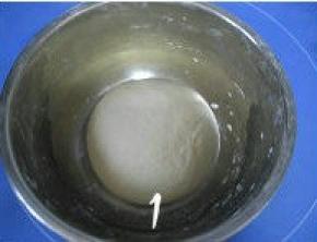 酵母加水融解，700克面粉放入盆中，加入酸奶搅拌，然后分次倒入酵母水。用筷子搅拌成雪花状，用手揉成光滑的面团，盖上打湿的屉布放温暖处发酵；