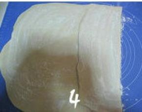 将面片由右向左折叠，每折叠一层，就撒上一层干面粉；