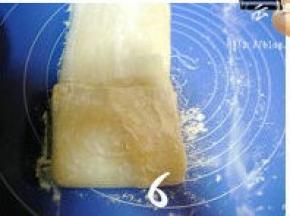 然后再由下至上折叠，每层撒干面粉；