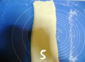 面片横向折三折即可；