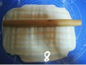 用擀面杖将折好的面团横向和纵向压叠；