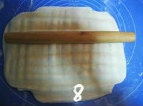 用擀面杖将折好的面团横向和纵向压叠；