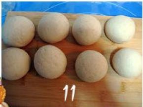 将面团由下向上卷起，均分成八等份，再分别搓圆（面团较硬，搓圆时可在手上沾少许水，
    这样揉起来会省劲些）；