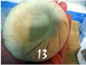 用刀在饼坯的外圈斜切出花纹；