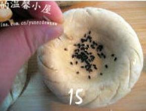 在饼坏中间撒适量黑芝麻，然后用牙签在饼坏表面扎孔，尽量扎透，防止烤制过程中饼坯表面
    过度膨胀影响外观；