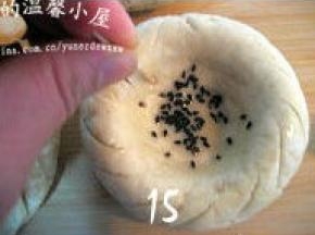 在饼坏中间撒适量黑芝麻，然后用牙签在饼坏表面扎孔，尽量扎透，防止烤制过程中饼坯表面
    过度膨胀影响外观；
