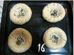 饼坯放进烤盘中，烤箱预热190度，上下火，中层，烤25分钟。
   （时间和温度请根据自家烤箱情况来掌握，饼坯只要烤成金黄色即可。）