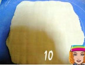 擀好的面团摊开在案板上，在重复步骤4至9，直到将300克干粉全部压进面团中，再擀开；