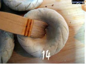 用刷沾取适量蜂蜜水，刷在饼坯表面；