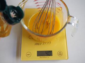 蛋黄中加入玉米油，充分搅拌均匀