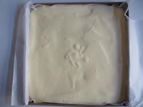 将面糊铺平，烤箱预热至150度，中层上下火，20分钟左右熟透即可