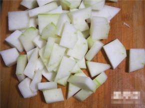冬瓜去皮去籽儿，切成小块