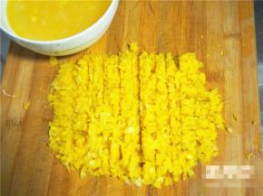 汁渣分离后，将菠萝肉剁碎