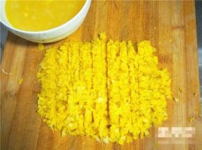 汁渣分离后，将菠萝肉剁碎