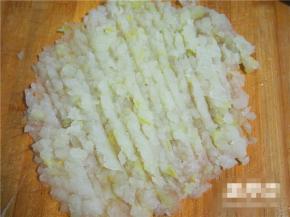 用纱布挤出汁不要，冬瓜肉剁碎