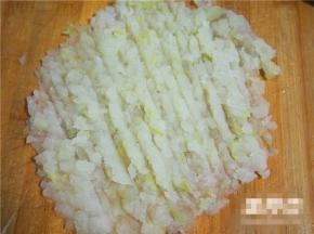 用纱布挤出汁不要，冬瓜肉剁碎