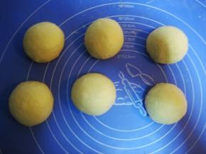 发酵完成的面团排气，分割六等份，然后分别滚圆，盖上保鲜膜松弛15分钟；