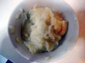 汤种制作：将面粉与清水倒入锅中，用勺子把面粉和清水搅拌至面粉无颗粒状；
             开小火，边煮边搅拌至呈黏稠的糊状即可；
             煮好的汤种罩上保鲜膜，室温放凉后移至冰箱冷藏一小时后使用。