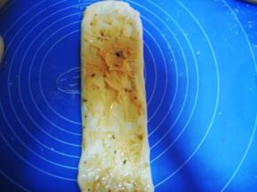 在面皮上抹上适量的千岛酱或沙拉酱（面皮最上边的边缘不抹沙拉酱，方便最后捏合）；