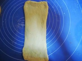 翻面，轻拉面皮四角，整成长方形；