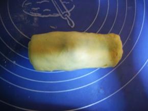 捏紧底部接合处，两头面团不用捏紧；