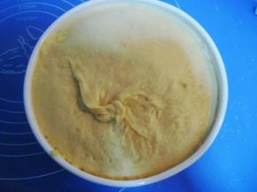 将面团放入容器，覆上保鲜膜，放温暖处发酵至原体积2至2.5倍大（用手在面团中间戳个洞，洞口不立即回缩表示发酵完成）；