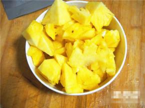 菠萝切成小块，剁碎