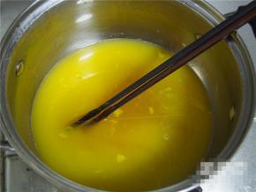 锅内放入菠萝汁，冰糖和麦芽糖，大火煮开以后转小火，不断搅拌至糖完全溶解。