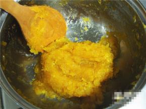 小火慢慢翻炒，不停的炒至金黄色即可。