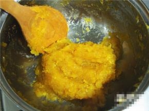 小火慢慢翻炒，不停的炒至金黄色即可。