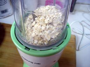 将快熟燕麦片用料理机打成碎末；