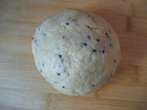 将所有材料揉成面团，套入保鲜袋中；