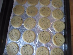 在压成形的饼干上用牙签扎些洞，排入烤盘，饼干之间要留适当缝隙，松驰10分钟。

烤箱预热200度，上层，烤20分钟，表面上色后即可出炉（温度和时间视自家烤箱情况来定）。