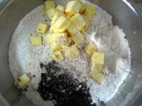 把打碎的燕麦片与全麦粉、低粉、红糖、小苏打、泡打粉、盐，以及软化的黄油倒入容器中；