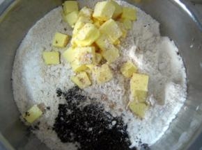 把打碎的燕麦片与全麦粉、低粉、红糖、小苏打、泡打粉、盐，以及软化的黄油倒入容器中；