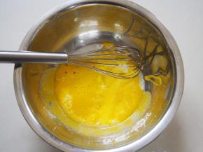 加入牛奶搅拌均匀后，加入玉米油搅拌均匀