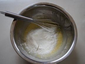 筛入低筋面粉，轻轻搅拌均匀，不要划圈哦，以免面糊起筋