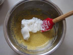 取三分之一的蛋白加入蛋黄糊中，翻拌均匀