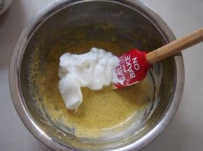 取三分之一的蛋白加入蛋黄糊中，翻拌均匀