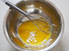 蛋黄和蛋清分离，蛋黄中加入糖，搅打均匀至颜色稍微发白