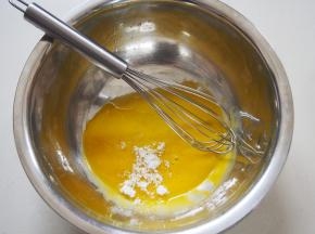 蛋黄和蛋清分离，蛋黄中加入糖，搅打均匀至颜色稍微发白