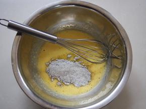 加入黑芝麻糊，搅拌均匀