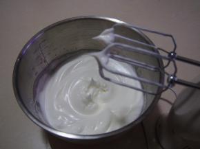 蛋清放在在无水无油的盆子中，分三次加入白糖，滴入几滴柠檬汁，打发至干性发泡状态（此时烤箱可以预热至150度左右）